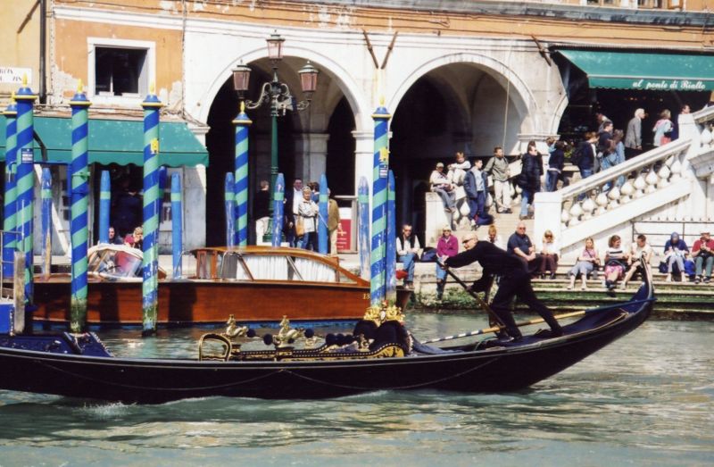 800px-Venice_gondola_r04536